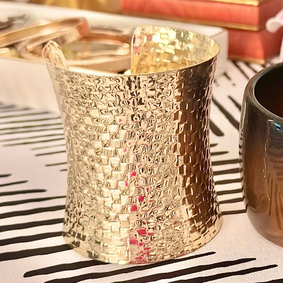 Gold Wide hammered bracelet bangle - Picture 1 of 1